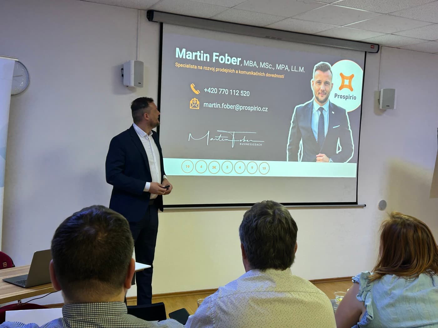 Martin Fober během přednášky před publikem